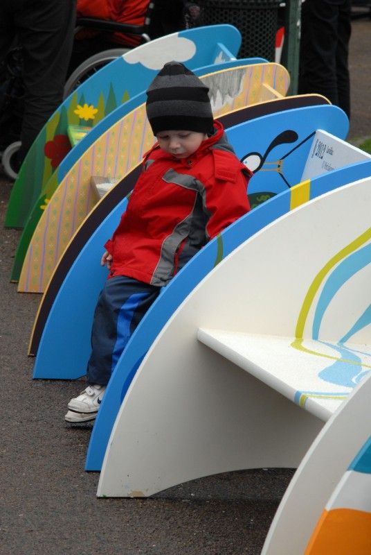 Kromě rozkvetlých květin zpříjemní od pondělního odpoledne (16.4.2012) návštěvníkům posezení ve Smetanových sadech i čtrnáct pestrobarevných laviček z dílny studentů Ústavu umění a designu Západočeské univerzity. Cílem již sedmého ročníku projektu Plzeňské lavičky je finančně podpořit aktivity sdružení Help me, které pomáhá handicapovým dětem a mladým lidem, shání pro ně asistenty a organizuje volnočasové aktivity, včetně letních táborů.