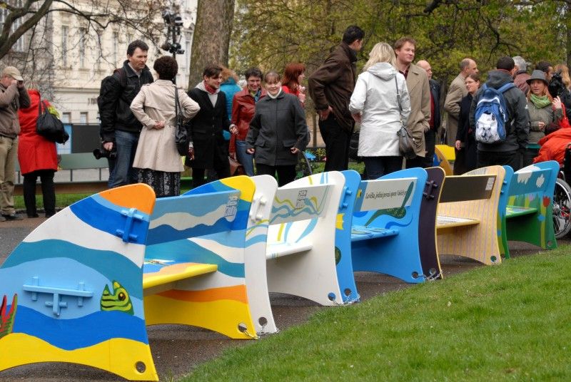 Kromě rozkvetlých květin zpříjemní od pondělního odpoledne (16.4.2012) návštěvníkům posezení ve Smetanových sadech i čtrnáct pestrobarevných laviček z dílny studentů Ústavu umění a designu Západočeské univerzity. Cílem již sedmého ročníku projektu Plzeňské lavičky je finančně podpořit aktivity sdružení Help me, které pomáhá handicapovým dětem a mladým lidem, shání pro ně asistenty a organizuje volnočasové aktivity, včetně letních táborů.