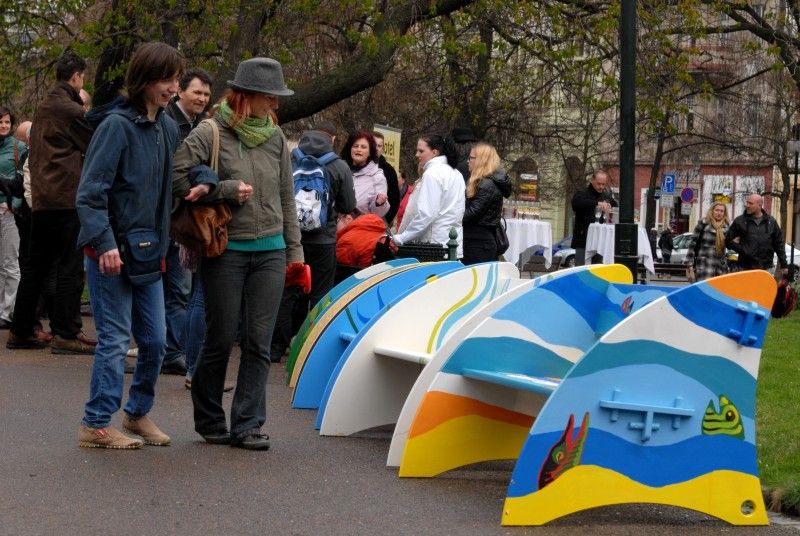 Kromě rozkvetlých květin zpříjemní od pondělního odpoledne (16.4.2012) návštěvníkům posezení ve Smetanových sadech i čtrnáct pestrobarevných laviček z dílny studentů Ústavu umění a designu Západočeské univerzity. Cílem již sedmého ročníku projektu Plzeňské lavičky je finančně podpořit aktivity sdružení Help me, které pomáhá handicapovým dětem a mladým lidem, shání pro ně asistenty a organizuje volnočasové aktivity, včetně letních táborů.