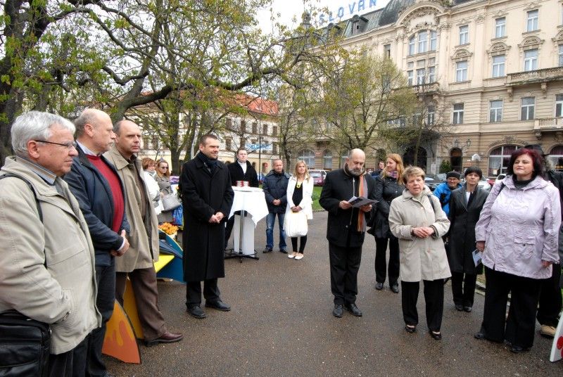 Kromě rozkvetlých květin zpříjemní od pondělního odpoledne (16.4.2012) návštěvníkům posezení ve Smetanových sadech i čtrnáct pestrobarevných laviček z dílny studentů Ústavu umění a designu Západočeské univerzity. Cílem již sedmého ročníku projektu Plzeňské lavičky je finančně podpořit aktivity sdružení Help me, které pomáhá handicapovým dětem a mladým lidem, shání pro ně asistenty a organizuje volnočasové aktivity, včetně letních táborů.