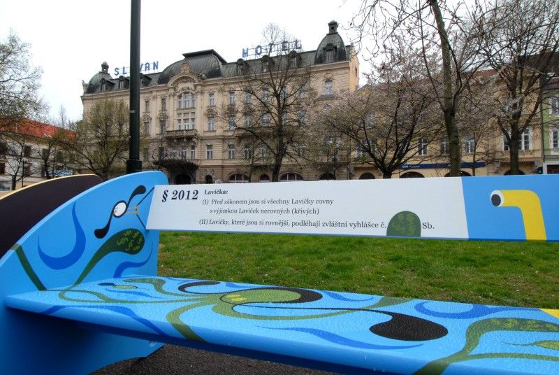 Kromě rozkvetlých květin zpříjemní od pondělního odpoledne (16.4.2012) návštěvníkům posezení ve Smetanových sadech i čtrnáct pestrobarevných laviček z dílny studentů Ústavu umění a designu Západočeské univerzity. Cílem již sedmého ročníku projektu Plzeňské lavičky je finančně podpořit aktivity sdružení Help me, které pomáhá handicapovým dětem a mladým lidem, shání pro ně asistenty a organizuje volnočasové aktivity, včetně letních táborů.