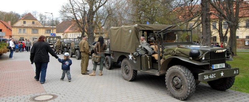 Obětem I. a II. světové války věnovali křimičtí občané vzpomínku při pietním aktu, který se konal v sobotu 21. dubna 2012. Jména padlých na třech památnících, které jsou umístěny v těšné blízkost na návsi, připomínají sílu a odvahu, kterou tito lidé prokázali svými činy.