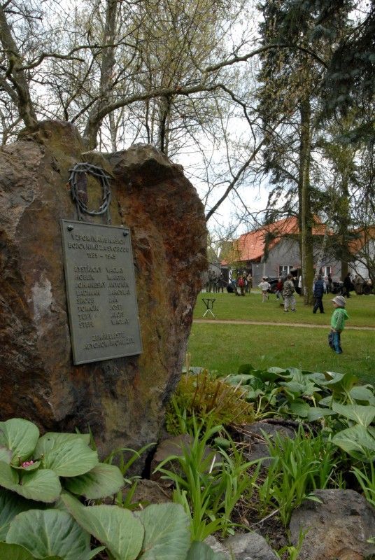 Obětem I. a II. světové války věnovali křimičtí občané vzpomínku při pietním aktu, který se konal v sobotu 21. dubna 2012. Jména padlých na třech památnících, které jsou umístěny v těšné blízkost na návsi, připomínají sílu a odvahu, kterou tito lidé prokázali svými činy.