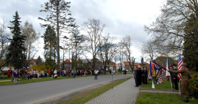 Obětem I. a II. světové války věnovali křimičtí občané vzpomínku při pietním aktu, který se konal v sobotu 21. dubna 2012. Jména padlých na třech památnících, které jsou umístěny v těšné blízkost na návsi, připomínají sílu a odvahu, kterou tito lidé prokázali svými činy.