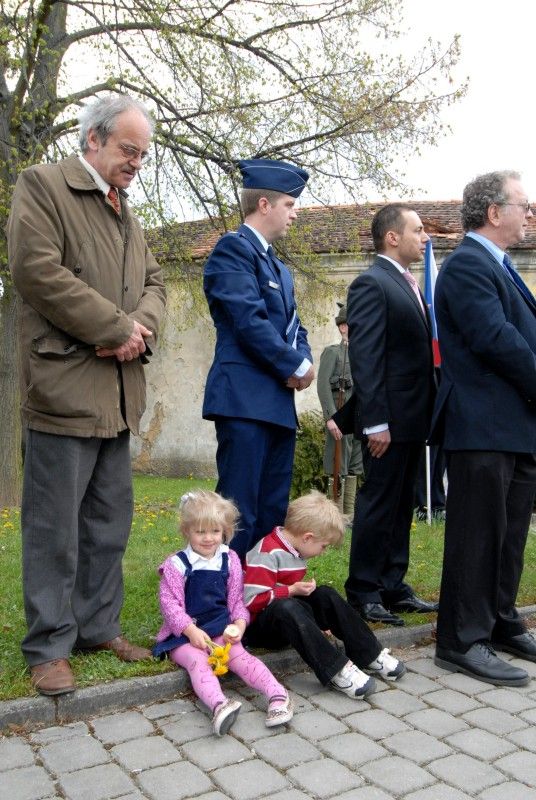 Obětem I. a II. světové války věnovali křimičtí občané vzpomínku při pietním aktu, který se konal v sobotu 21. dubna 2012. Jména padlých na třech památnících, které jsou umístěny v těšné blízkost na návsi, připomínají sílu a odvahu, kterou tito lidé prokázali svými činy.