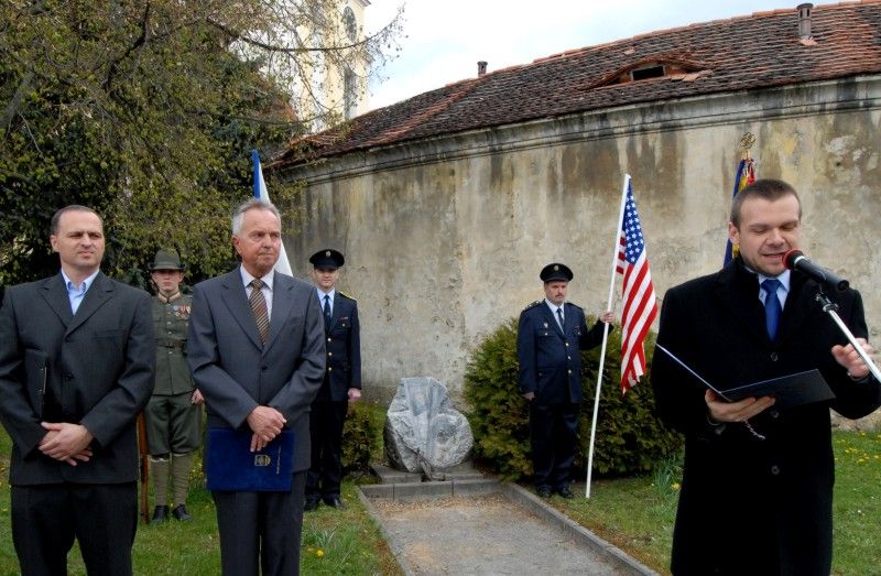 Obětem I. a II. světové války věnovali křimičtí občané vzpomínku při pietním aktu, který se konal v sobotu 21. dubna 2012. Jména padlých na třech památnících, které jsou umístěny v těšné blízkost na návsi, připomínají sílu a odvahu, kterou tito lidé prokázali svými činy.
