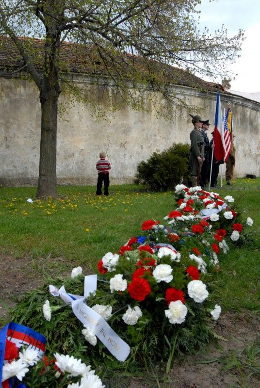 Obětem I. a II. světové války věnovali křimičtí občané vzpomínku při pietním aktu, který se konal v sobotu 21. dubna 2012. Jména padlých na třech památnících, které jsou umístěny v těšné blízkost na návsi, připomínají sílu a odvahu, kterou tito lidé prokázali svými činy.