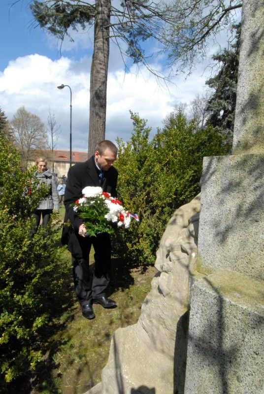 Obětem I. a II. světové války věnovali křimičtí občané vzpomínku při pietním aktu, který se konal v sobotu 21. dubna 2012. Jména padlých na třech památnících, které jsou umístěny v těšné blízkost na návsi, připomínají sílu a odvahu, kterou tito lidé prokázali svými činy.