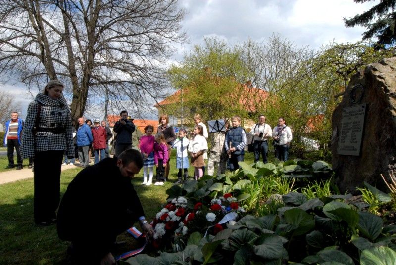 Obětem I. a II. světové války věnovali křimičtí občané vzpomínku při pietním aktu, který se konal v sobotu 21. dubna 2012. Jména padlých na třech památnících, které jsou umístěny v těšné blízkost na návsi, připomínají sílu a odvahu, kterou tito lidé prokázali svými činy.