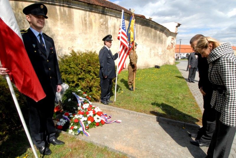 Obětem I. a II. světové války věnovali křimičtí občané vzpomínku při pietním aktu, který se konal v sobotu 21. dubna 2012. Jména padlých na třech památnících, které jsou umístěny v těšné blízkost na návsi, připomínají sílu a odvahu, kterou tito lidé prokázali svými činy.