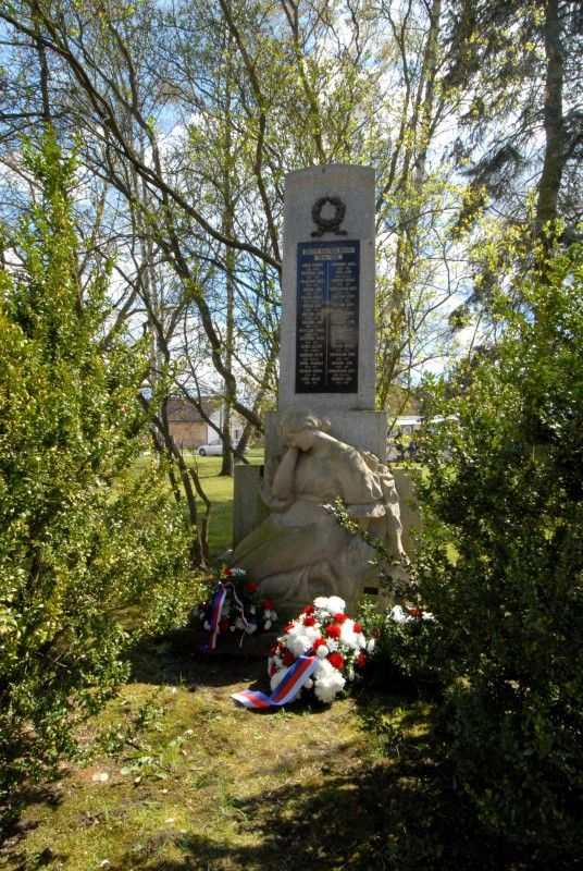 Obětem I. a II. světové války věnovali křimičtí občané vzpomínku při pietním aktu, který se konal v sobotu 21. dubna 2012. Jména padlých na třech památnících, které jsou umístěny v těšné blízkost na návsi, připomínají sílu a odvahu, kterou tito lidé prokázali svými činy.