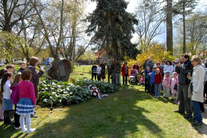 Obětem I. a II. světové války věnovali křimičtí občané vzpomínku při pietním aktu, který se konal v sobotu 21. dubna 2012. Jména padlých na třech památnících, které jsou umístěny v těšné blízkost na návsi, připomínají sílu a odvahu, kterou tito lidé prokázali svými činy.