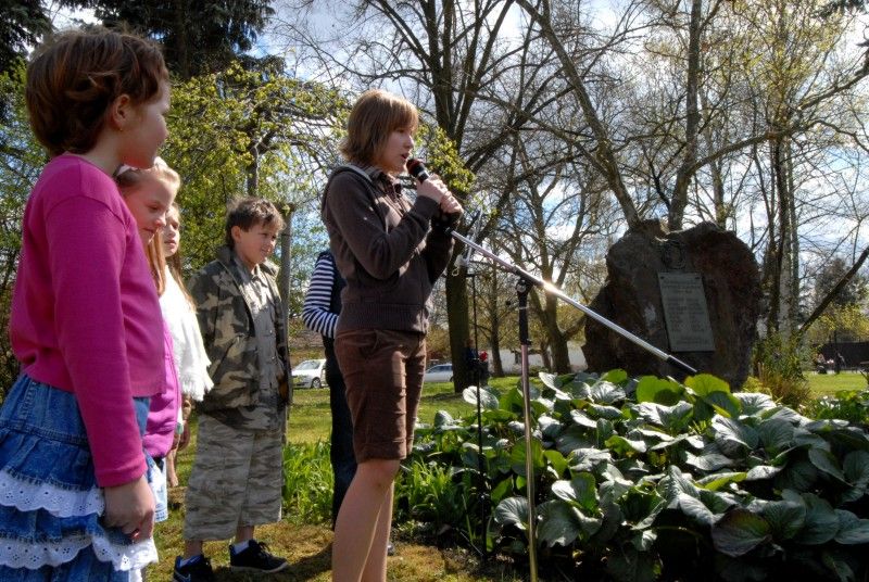 Obětem I. a II. světové války věnovali křimičtí občané vzpomínku při pietním aktu, který se konal v sobotu 21. dubna 2012. Jména padlých na třech památnících, které jsou umístěny v těšné blízkost na návsi, připomínají sílu a odvahu, kterou tito lidé prokázali svými činy.