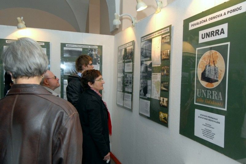 Smutný obrázek poválečných let: zničená infrastruktura, narušené zásobování, ochromené hospodářství. V nelehké době přichází válkou zdecimovanému obyvatelstvu na pomoc Organizace spojených národů pro hospodářskou pomoc a obnovu (United Nations Relief and Rehabilitation Administration - UNRRA). Co konkrétně humanitární činnost UNRRA zahrnovala? Jakým způsobem napomohla poválečné obnově Československa? Kdo byli ti, kteří zboží a potraviny do Plzně dováželi? Odpovědi nejen na tyto otázky přináší výstava „Poválečná pomoc a obnova UNRRA“, která byla v pondělí 23. dubna 2012 slavnostně zahájena v mázhauzu plzeňské radnice.