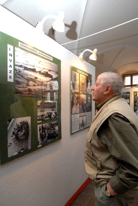 Smutný obrázek poválečných let: zničená infrastruktura, narušené zásobování, ochromené hospodářství. V nelehké době přichází válkou zdecimovanému obyvatelstvu na pomoc Organizace spojených národů pro hospodářskou pomoc a obnovu (United Nations Relief and Rehabilitation Administration - UNRRA). Co konkrétně humanitární činnost UNRRA zahrnovala? Jakým způsobem napomohla poválečné obnově Československa? Kdo byli ti, kteří zboží a potraviny do Plzně dováželi? Odpovědi nejen na tyto otázky přináší výstava „Poválečná pomoc a obnova UNRRA“, která byla v pondělí 23. dubna 2012 slavnostně zahájena v mázhauzu plzeňské radnice.