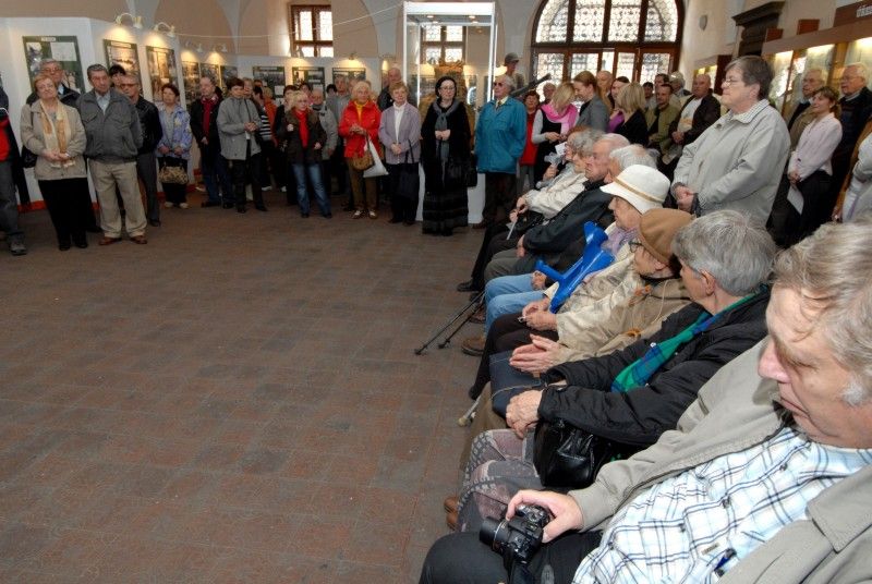 Smutný obrázek poválečných let: zničená infrastruktura, narušené zásobování, ochromené hospodářství. V nelehké době přichází válkou zdecimovanému obyvatelstvu na pomoc Organizace spojených národů pro hospodářskou pomoc a obnovu (United Nations Relief and Rehabilitation Administration - UNRRA). Co konkrétně humanitární činnost UNRRA zahrnovala? Jakým způsobem napomohla poválečné obnově Československa? Kdo byli ti, kteří zboží a potraviny do Plzně dováželi? Odpovědi nejen na tyto otázky přináší výstava „Poválečná pomoc a obnova UNRRA“, která byla v pondělí 23. dubna 2012 slavnostně zahájena v mázhauzu plzeňské radnice.