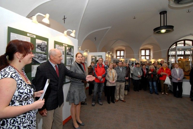Smutný obrázek poválečných let: zničená infrastruktura, narušené zásobování, ochromené hospodářství. V nelehké době přichází válkou zdecimovanému obyvatelstvu na pomoc Organizace spojených národů pro hospodářskou pomoc a obnovu (United Nations Relief and Rehabilitation Administration - UNRRA). Co konkrétně humanitární činnost UNRRA zahrnovala? Jakým způsobem napomohla poválečné obnově Československa? Kdo byli ti, kteří zboží a potraviny do Plzně dováželi? Odpovědi nejen na tyto otázky přináší výstava „Poválečná pomoc a obnova UNRRA“, která byla v pondělí 23. dubna 2012 slavnostně zahájena v mázhauzu plzeňské radnice.