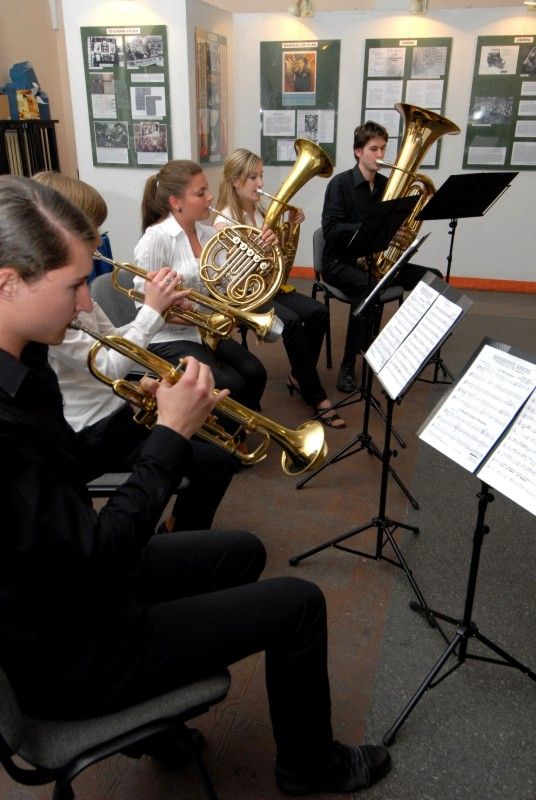 Smutný obrázek poválečných let: zničená infrastruktura, narušené zásobování, ochromené hospodářství. V nelehké době přichází válkou zdecimovanému obyvatelstvu na pomoc Organizace spojených národů pro hospodářskou pomoc a obnovu (United Nations Relief and Rehabilitation Administration - UNRRA). Co konkrétně humanitární činnost UNRRA zahrnovala? Jakým způsobem napomohla poválečné obnově Československa? Kdo byli ti, kteří zboží a potraviny do Plzně dováželi? Odpovědi nejen na tyto otázky přináší výstava „Poválečná pomoc a obnova UNRRA“, která byla v pondělí 23. dubna 2012 slavnostně zahájena v mázhauzu plzeňské radnice.