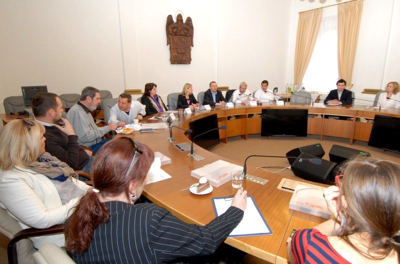 Multižánrový festival Živá ulice - Plzeňská setkání přinese do západočeské metropole od 23. června do 9. září šestnáct dní plných předních českých i zahraničních kapel, divadel, dětského programu či zapojení místních lidí a organizací. Fotografie z tiskové konference 24.4.2012.