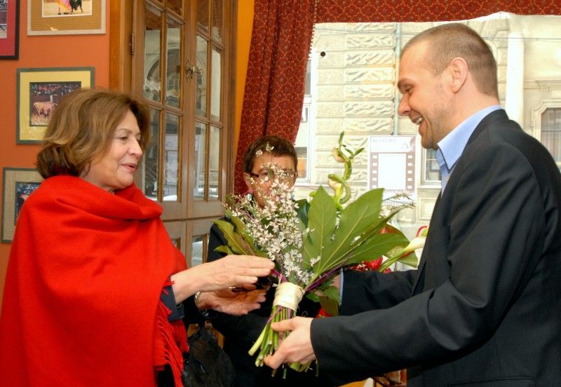 S předsedkyněmi porot filmového festivalu FINÁLE Plzeň Jiřinou Šiklovou a Emílií Vášáryovou se dnes (24.4.2012) sešel primátor Martin Baxa. Příjemnou atmosféru setkání doplňovala čilá diskuse nad českou filmovou tvorbou, divadlem, kulturou a politickou situací nejen v Čechách, ale i na Slovensku.