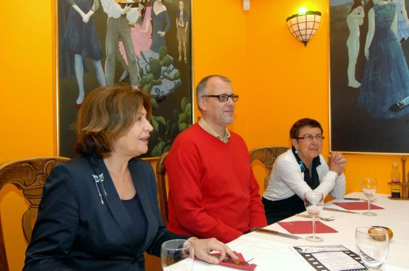 S předsedkyněmi porot filmového festivalu FINÁLE Plzeň Jiřinou Šiklovou a Emílií Vášáryovou se dnes (24.4.2012) sešel primátor Martin Baxa. Příjemnou atmosféru setkání doplňovala čilá diskuse nad českou filmovou tvorbou, divadlem, kulturou a politickou situací nejen v Čechách, ale i na Slovensku.