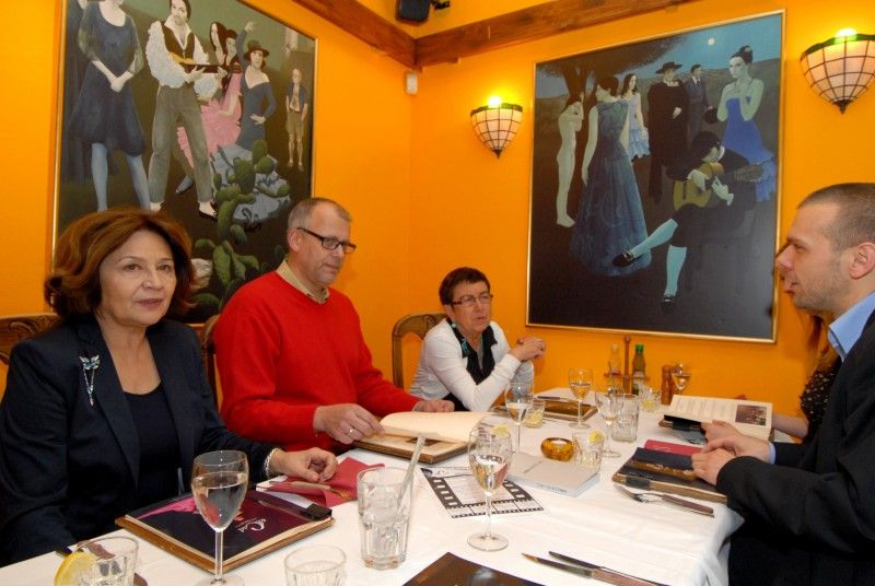 S předsedkyněmi porot filmového festivalu FINÁLE Plzeň Jiřinou Šiklovou a Emílií Vášáryovou se dnes (24.4.2012) sešel primátor Martin Baxa. Příjemnou atmosféru setkání doplňovala čilá diskuse nad českou filmovou tvorbou, divadlem, kulturou a politickou situací nejen v Čechách, ale i na Slovensku.