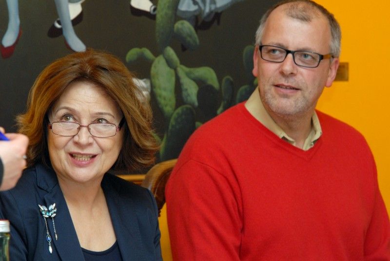 S předsedkyněmi porot filmového festivalu FINÁLE Plzeň Jiřinou Šiklovou a Emílií Vášáryovou se dnes (24.4.2012) sešel primátor Martin Baxa. Příjemnou atmosféru setkání doplňovala čilá diskuse nad českou filmovou tvorbou, divadlem, kulturou a politickou situací nejen v Čechách, ale i na Slovensku.