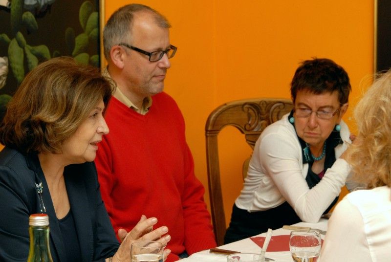 S předsedkyněmi porot filmového festivalu FINÁLE Plzeň Jiřinou Šiklovou a Emílií Vášáryovou se dnes (24.4.2012) sešel primátor Martin Baxa. Příjemnou atmosféru setkání doplňovala čilá diskuse nad českou filmovou tvorbou, divadlem, kulturou a politickou situací nejen v Čechách, ale i na Slovensku.