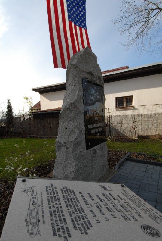 Desítky obyvatel Litic a pozvaní hosté se ve středu (25.4.2012) odpoledne přišli poklonit památce amerických letců, kteří položili své životy na konci druhé světové války při osvobozování Plzně.