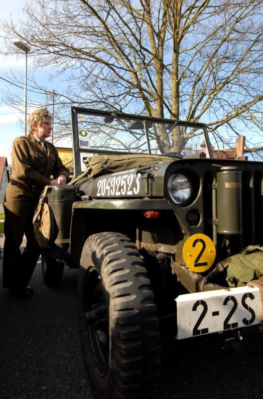 Desítky obyvatel Litic a pozvaní hosté se ve středu (25.4.2012) odpoledne přišli poklonit památce amerických letců, kteří položili své životy na konci druhé světové války při osvobozování Plzně.