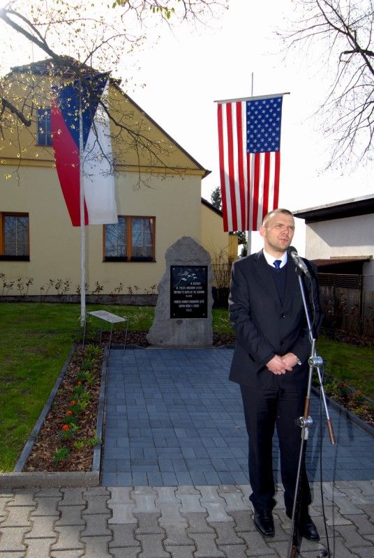 Desítky obyvatel Litic a pozvaní hosté se ve středu (25.4.2012) odpoledne přišli poklonit památce amerických letců, kteří položili své životy na konci druhé světové války při osvobozování Plzně.