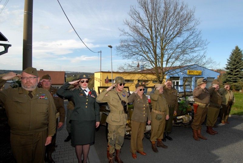Desítky obyvatel Litic a pozvaní hosté se ve středu (25.4.2012) odpoledne přišli poklonit památce amerických letců, kteří položili své životy na konci druhé světové války při osvobozování Plzně.