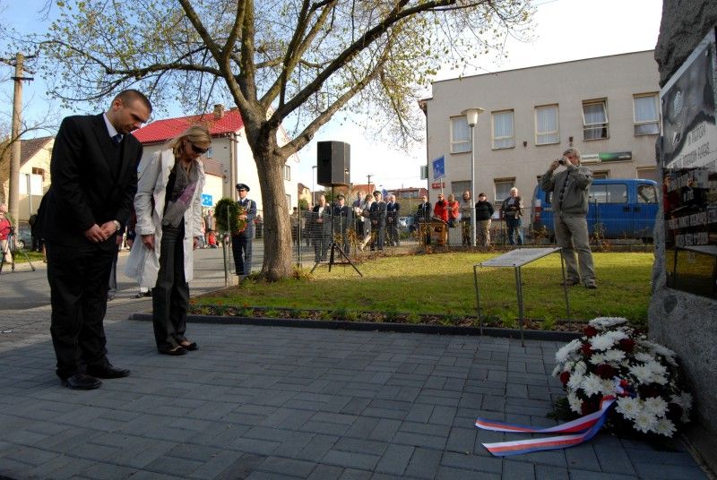 Desítky obyvatel Litic a pozvaní hosté se ve středu (25.4.2012) odpoledne přišli poklonit památce amerických letců, kteří položili své životy na konci druhé světové války při osvobozování Plzně.