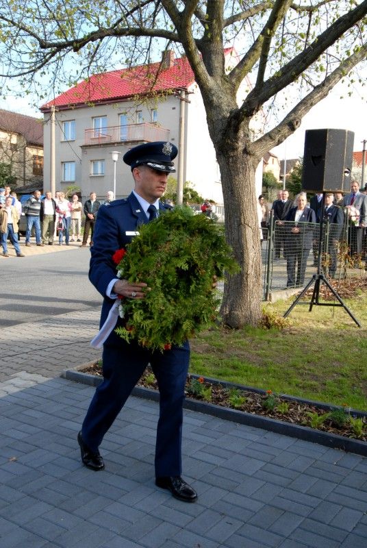 Desítky obyvatel Litic a pozvaní hosté se ve středu (25.4.2012) odpoledne přišli poklonit památce amerických letců, kteří položili své životy na konci druhé světové války při osvobozování Plzně.