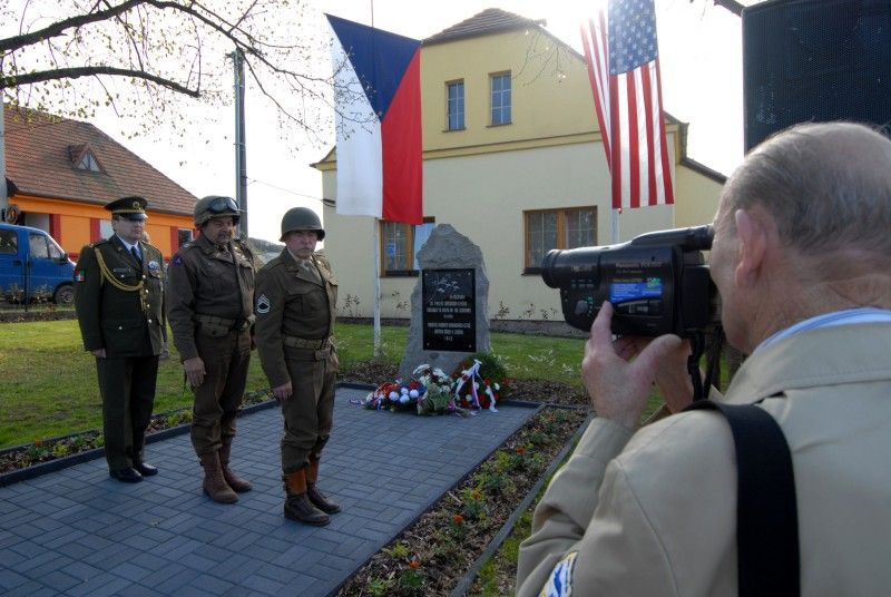Desítky obyvatel Litic a pozvaní hosté se ve středu (25.4.2012) odpoledne přišli poklonit památce amerických letců, kteří položili své životy na konci druhé světové války při osvobozování Plzně.