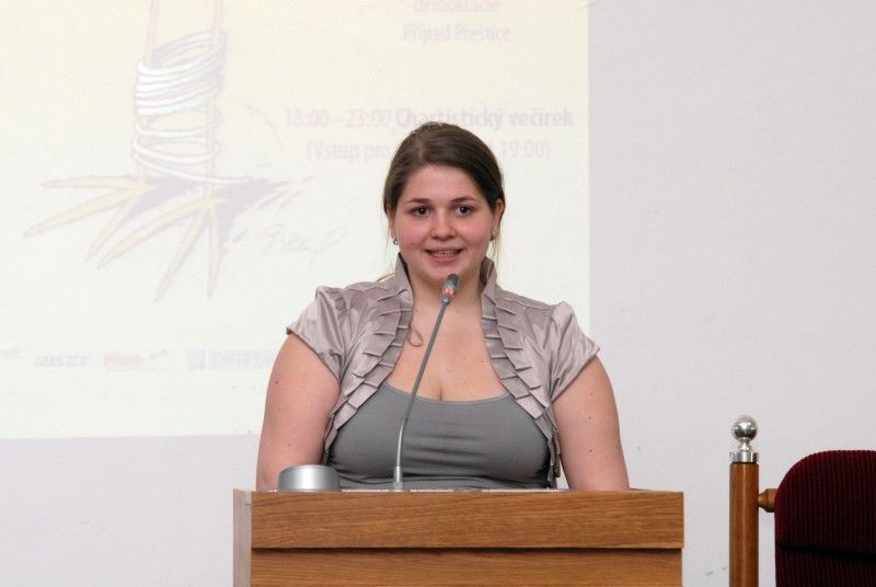 Účastníci především z řad studentů debatovali (27.4.2012) se signatáři Charty 77, osobnostmi plzeňského disentu i akademiky.