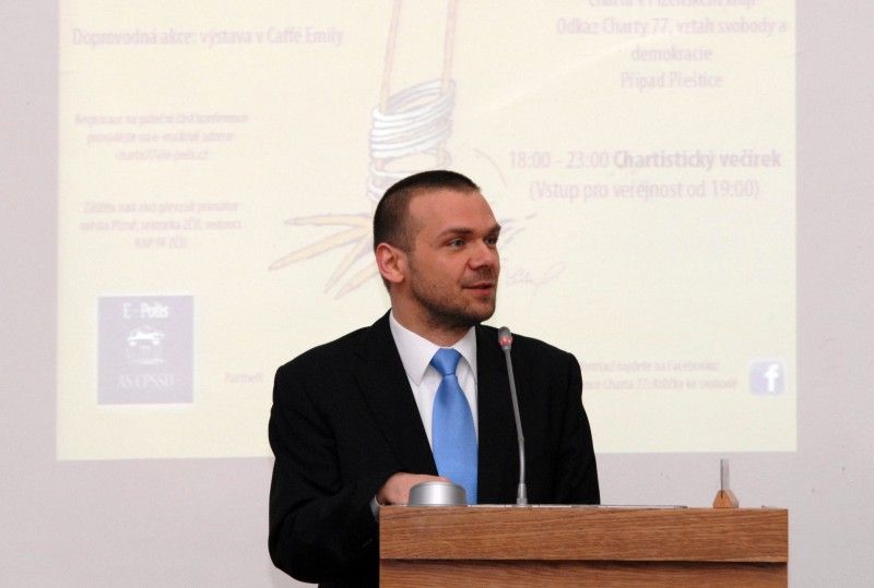 Účastníci především z řad studentů debatovali (27.4.2012) se signatáři Charty 77, osobnostmi plzeňského disentu i akademiky.