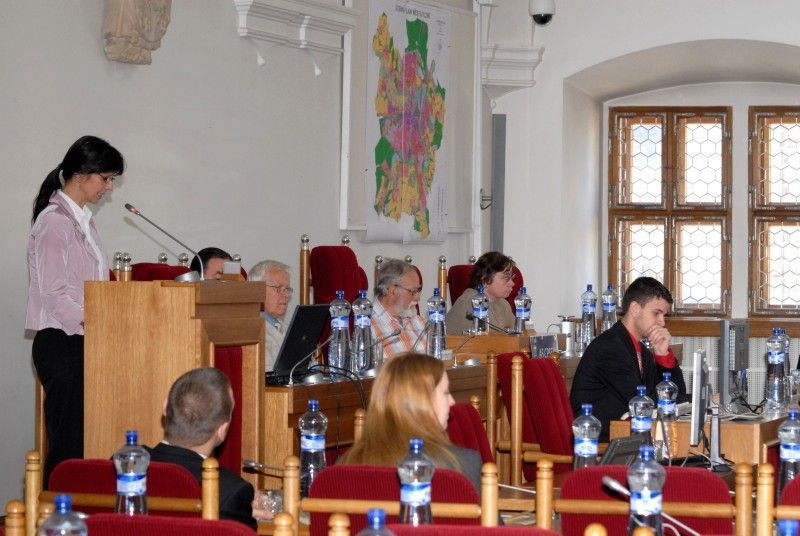 Účastníci především z řad studentů debatovali (27.4.2012) se signatáři Charty 77, osobnostmi plzeňského disentu i akademiky.