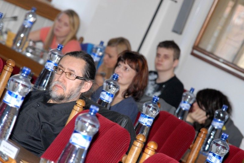 Účastníci především z řad studentů debatovali (27.4.2012) se signatáři Charty 77, osobnostmi plzeňského disentu i akademiky.