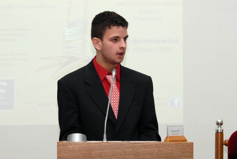 Účastníci především z řad studentů debatovali (27.4.2012) se signatáři Charty 77, osobnostmi plzeňského disentu i akademiky.