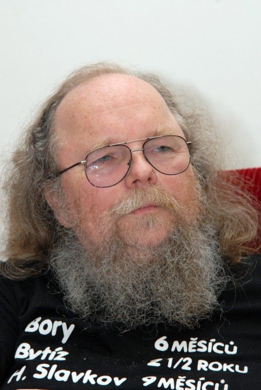 Účastníci především z řad studentů debatovali (27.4.2012) se signatáři Charty 77, osobnostmi plzeňského disentu i akademiky.