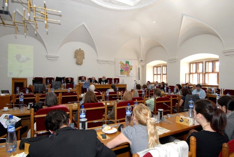 Účastníci především z řad studentů debatovali (27.4.2012) se signatáři Charty 77, osobnostmi plzeňského disentu i akademiky.