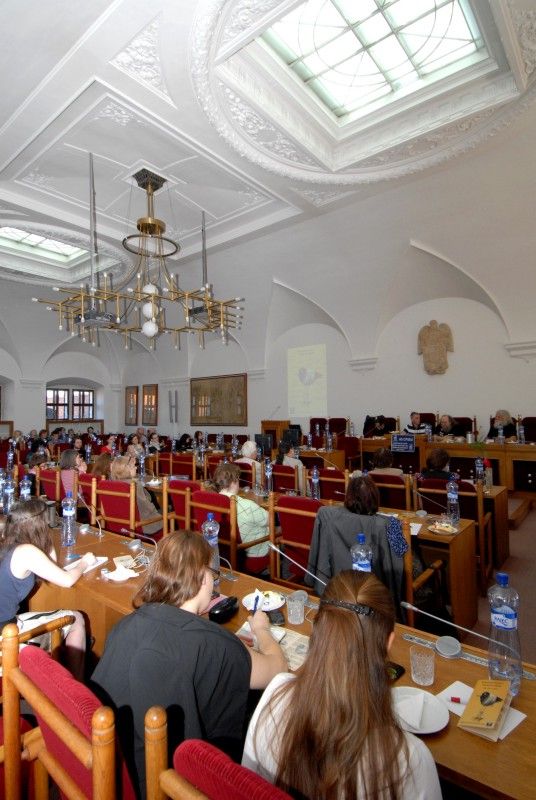 Účastníci především z řad studentů debatovali (27.4.2012) se signatáři Charty 77, osobnostmi plzeňského disentu i akademiky.