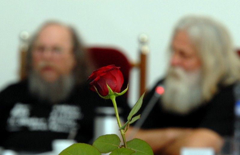 Účastníci především z řad studentů debatovali (27.4.2012) se signatáři Charty 77, osobnostmi plzeňského disentu i akademiky.