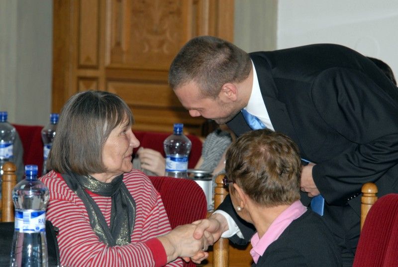 Účastníci především z řad studentů debatovali (27.4.2012) se signatáři Charty 77, osobnostmi plzeňského disentu i akademiky.