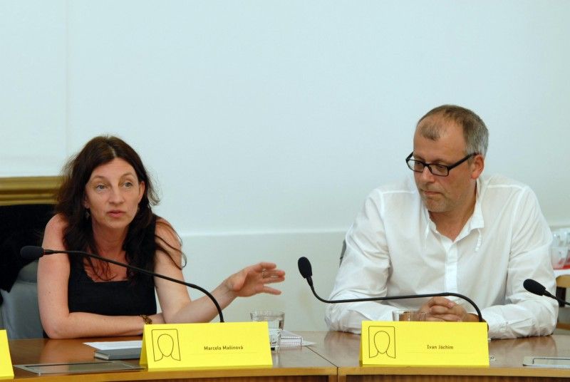 Na italskou komedii podle fragmentů Jeana Retse Comme Dieua V nouzi poznáš přítele budou letos lákat diváky organizátoři festivalu Divadelní léto pod plzeňským nebem. (2.5.2012)