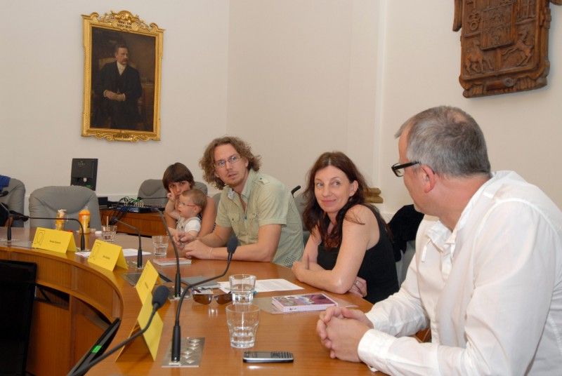 Na italskou komedii podle fragmentů Jeana Retse Comme Dieua V nouzi poznáš přítele budou letos lákat diváky organizátoři festivalu Divadelní léto pod plzeňským nebem. (2.5.2012)