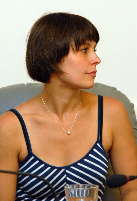 Na italskou komedii podle fragmentů Jeana Retse Comme Dieua V nouzi poznáš přítele budou letos lákat diváky organizátoři festivalu Divadelní léto pod plzeňským nebem. (2.5.2012)