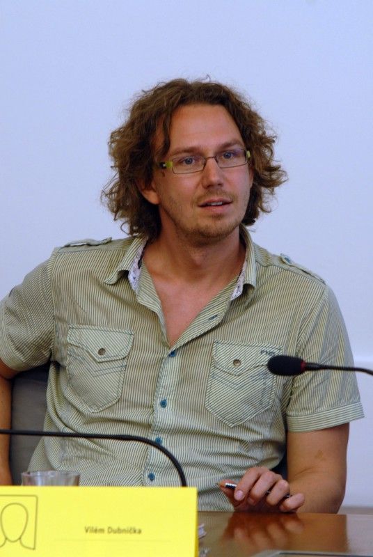 Na italskou komedii podle fragmentů Jeana Retse Comme Dieua V nouzi poznáš přítele budou letos lákat diváky organizátoři festivalu Divadelní léto pod plzeňským nebem. (2.5.2012)