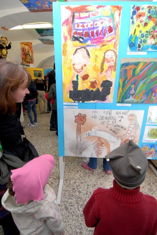 Dvacet čtyři škol, 691 přihlášených prací, z toho 263 vystavených v galerii Paletka. Mezi nimi kresby, malby, loutky. Taková je bilance výtvarné soutěže pro děti a mládež na téma Plzeňské děti Jiřímu Trnkovi, kterou v únoru letošního roku u příležitosti 100. výročí narození významného plzeňského rodáka Jiřího Trnky vyhlásilo město Plzeň ve spolupráci s galerií Paletka. Děti se mohly nechat volně inspirovat jeho dílem, ale i vlastními prožitky, pohádkami, animovanými filmy, loutkou nebo literárními podklady. (25.4.2012)